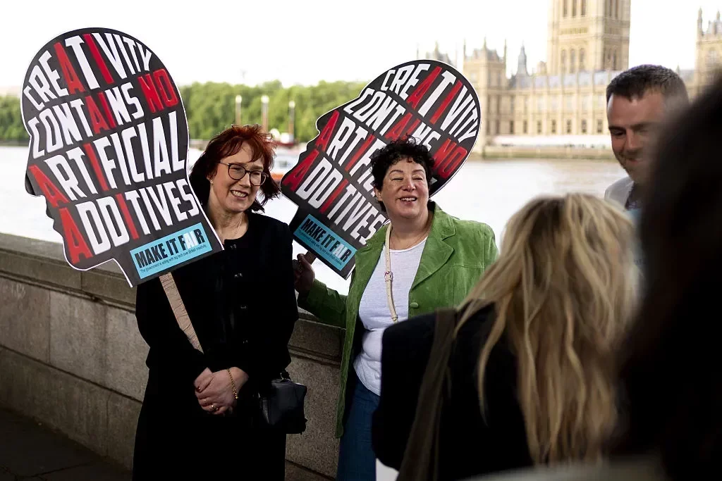 Британското правителство предлага промени в авторските права за ИИ, предизвиквайки притеснения у артистите